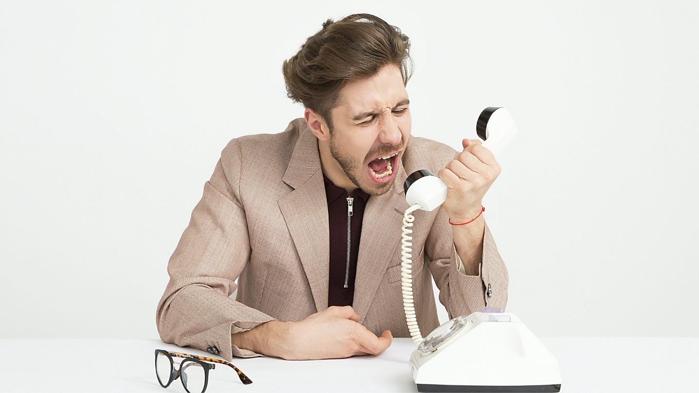 Verärgerter Mann am Telefon während eines Konfliktgesprächs